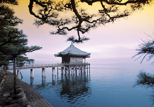 Fototapete Natur Japan See Bootssteg Strandhaus B&auml;ume kaufen