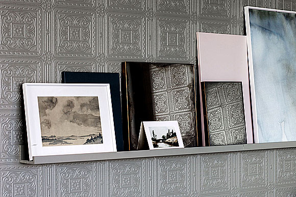 Anaglypta Tapete klassische Ornamente grau gestrichen im Wohnzimmer