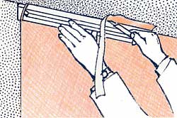 Anleitung Tapezieren - Übergang von Wand zur Decke - Abschluss der Tapetenbahn