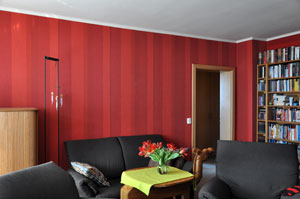 Wohnzimmer Renovieren - meine rote Streifen Tapete