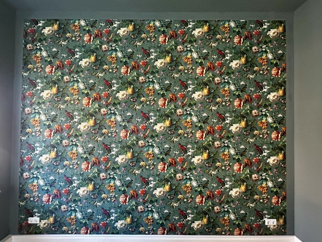 Schlafzimmer mit Blumen Tapete aus Berlin tapeziert