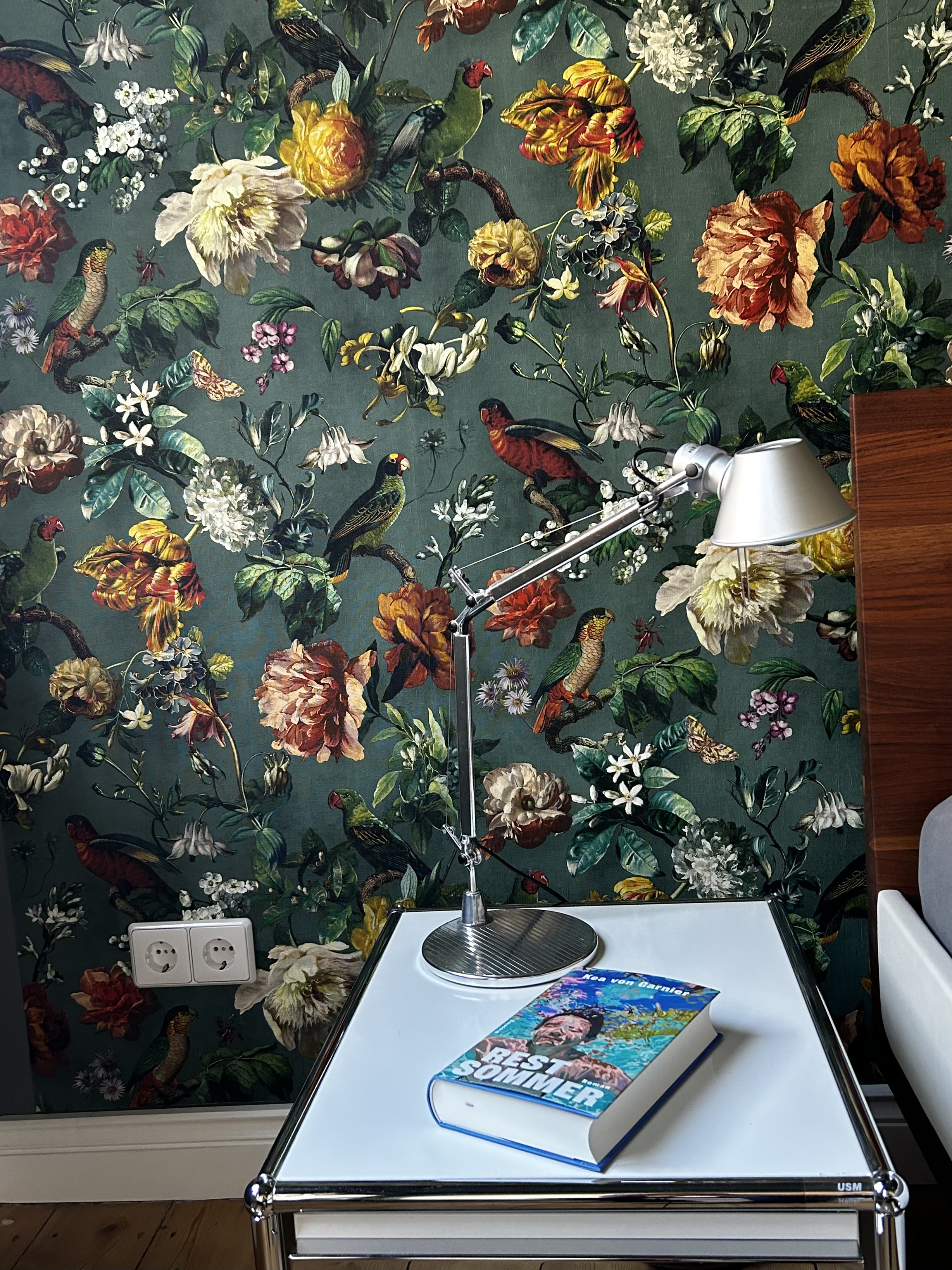 Schlafzimmer mit Blumen Tapete aus Berlin tapeziert