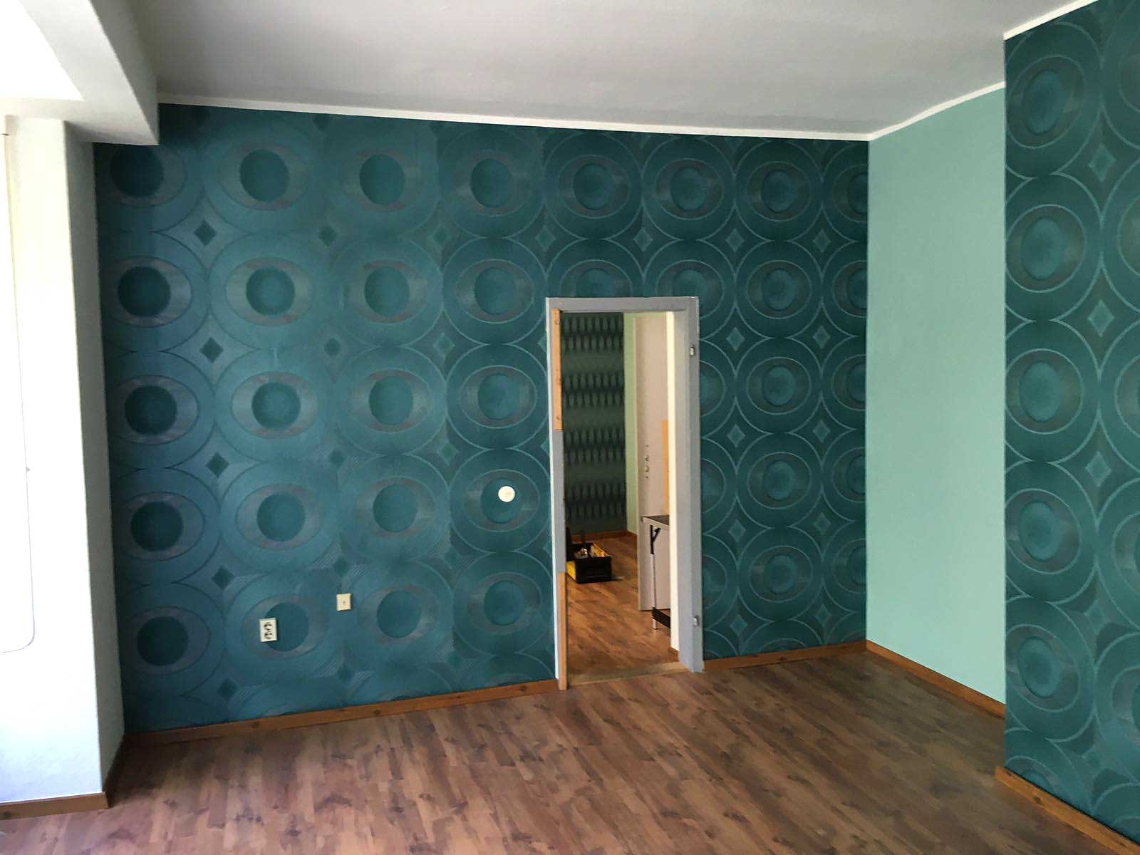 Renovieren: Tapete im Wohnzimmer tapezieren - Berlin Pankow