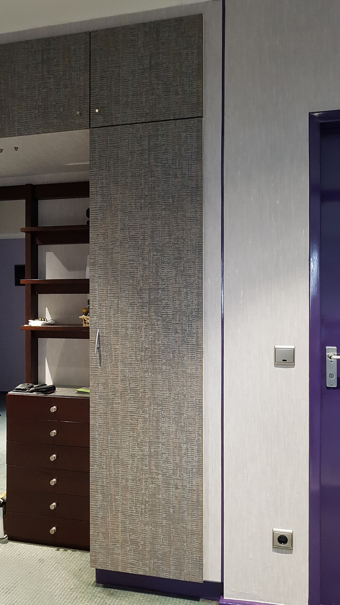 Renovieren mit Tapete - Schrank Verkleidung mit abwaschbarer Vinyltapete