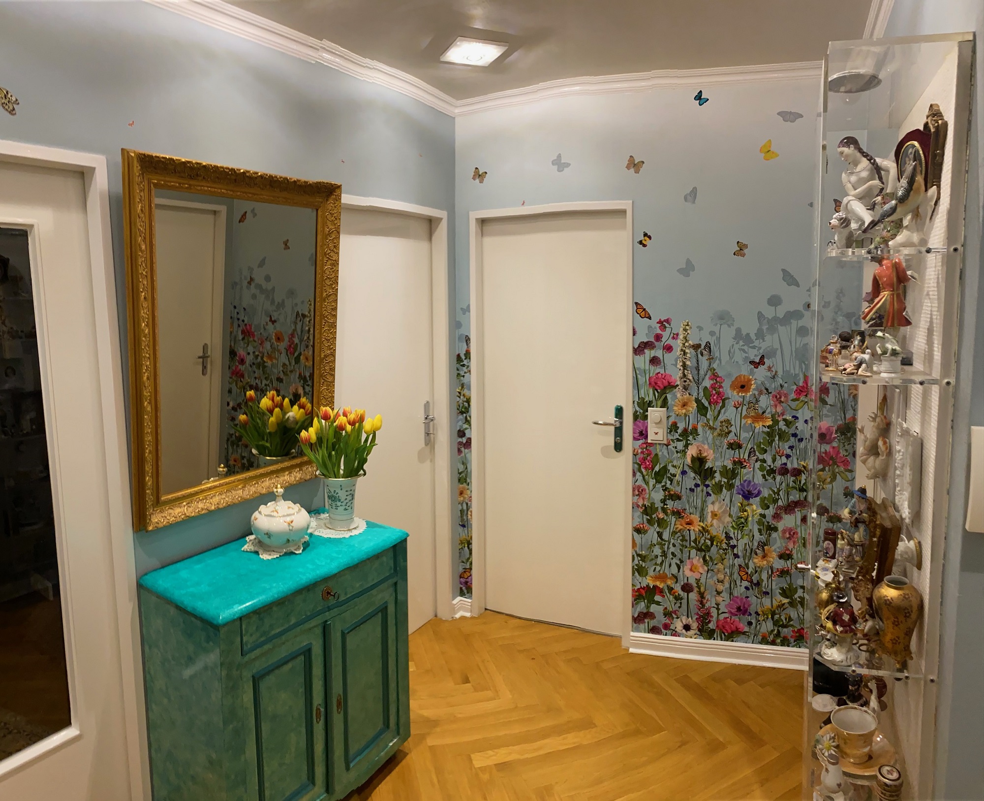 Renovieren mit Tapete - Blumen Motiv auf hellblau Osborne & Little im Flur