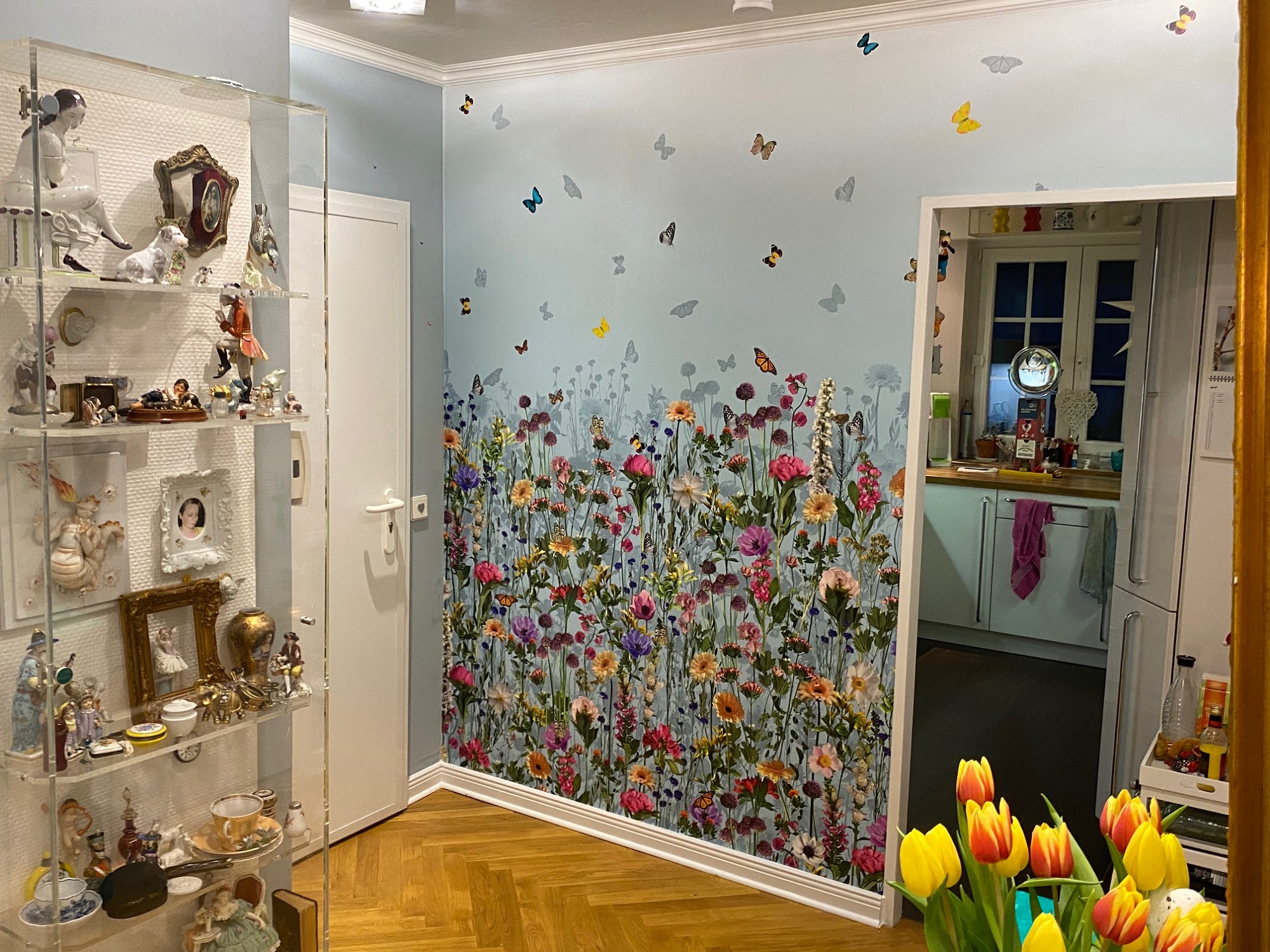 Renovieren mit Tapete - Blumen Motiv auf hellblau Osborne & Little im Flur