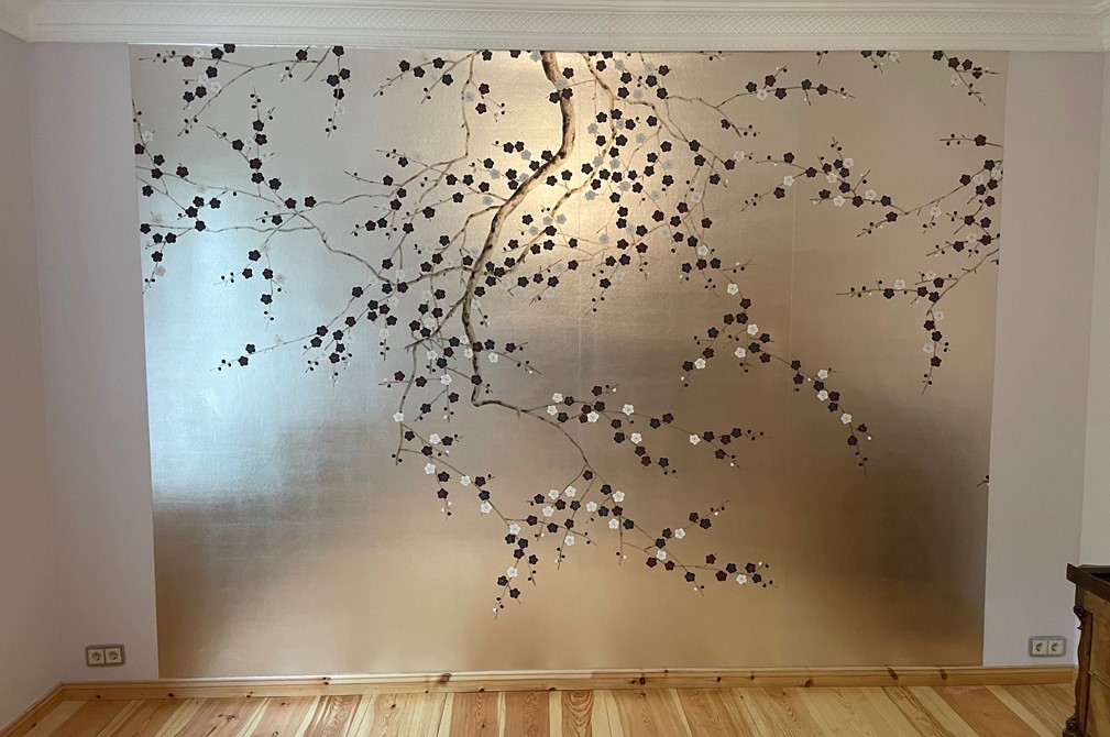 Renovieren mit handgemalter Seidentapete von de Gournay im Wohnzimmer in Berlin