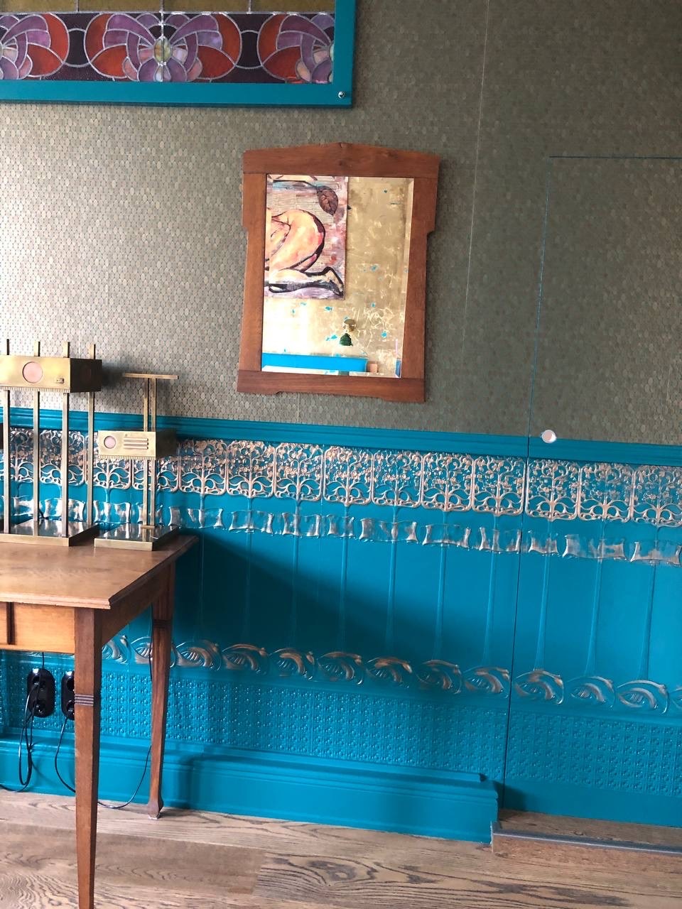 Sockel mit Lincrusta im Jugendstil blau aus Berlin tapeziert