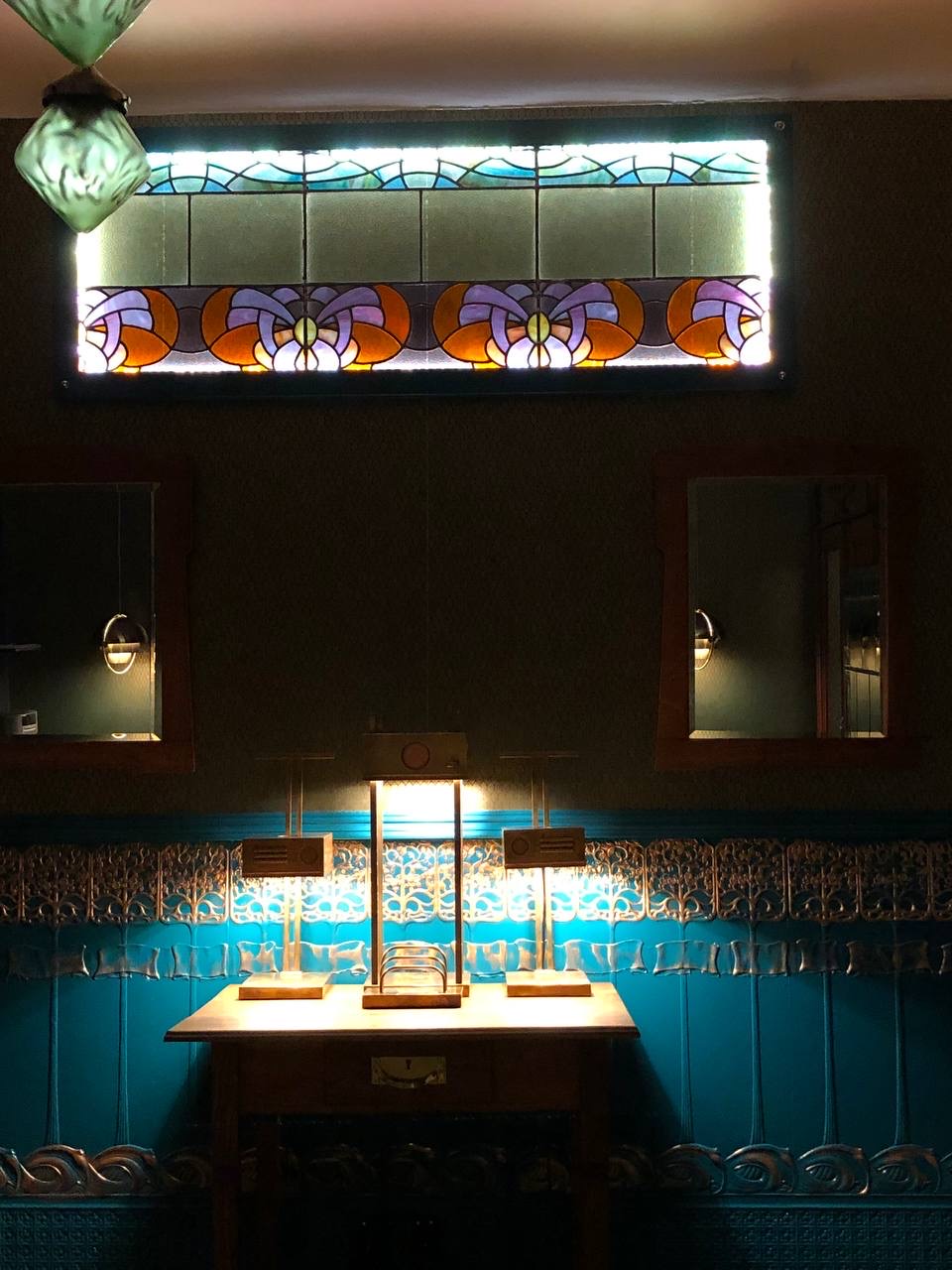 Sockel mit Lincrusta im Jugendstil blau gold schimmernd aus Berlin tapeziert
