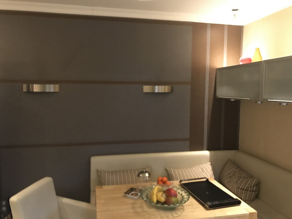 Renovieren mit Streifentapeten in braun silber
