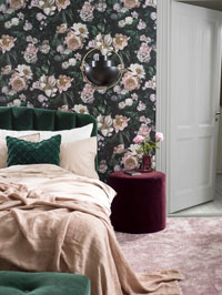 Raumbild Schlafzimmer - Tapeten Idee Blumen rosa schwarz Muster New Down Rose aus Berlin Deutschland