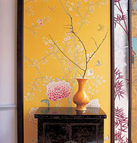 Raumbild Wohnzimmer - Tapeten Idee Blumen rosa weiss auf gelb Motiv Tapete handgemalt auf Seide