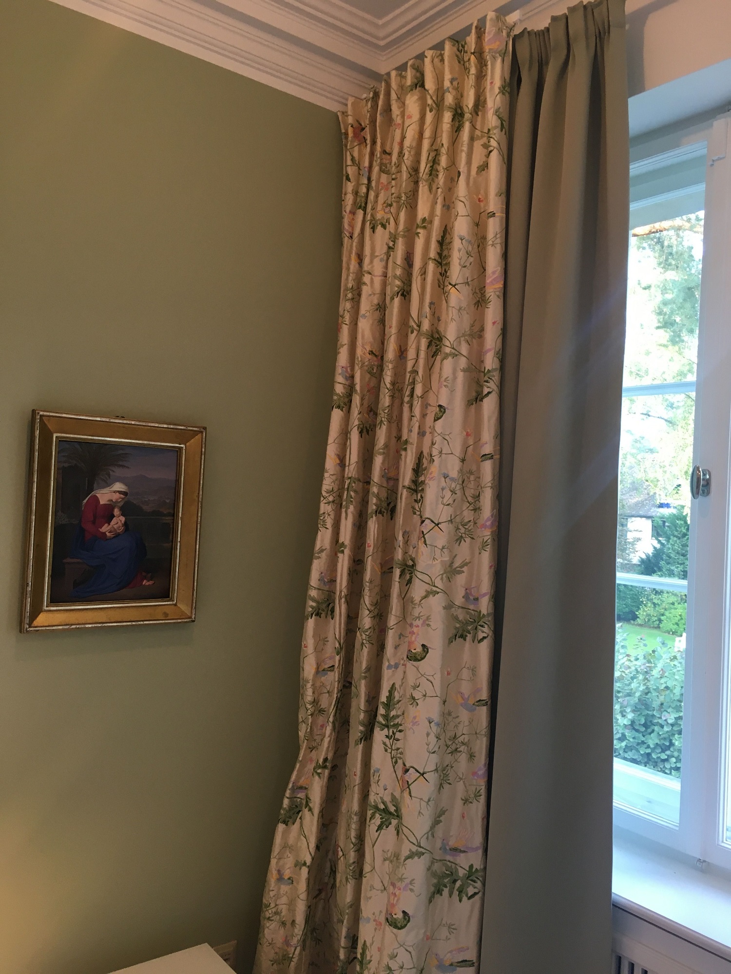 Gardine aus reiner Seide aus England, Stoff gold dekorativ bestickt mit Blumen u. Kolibris