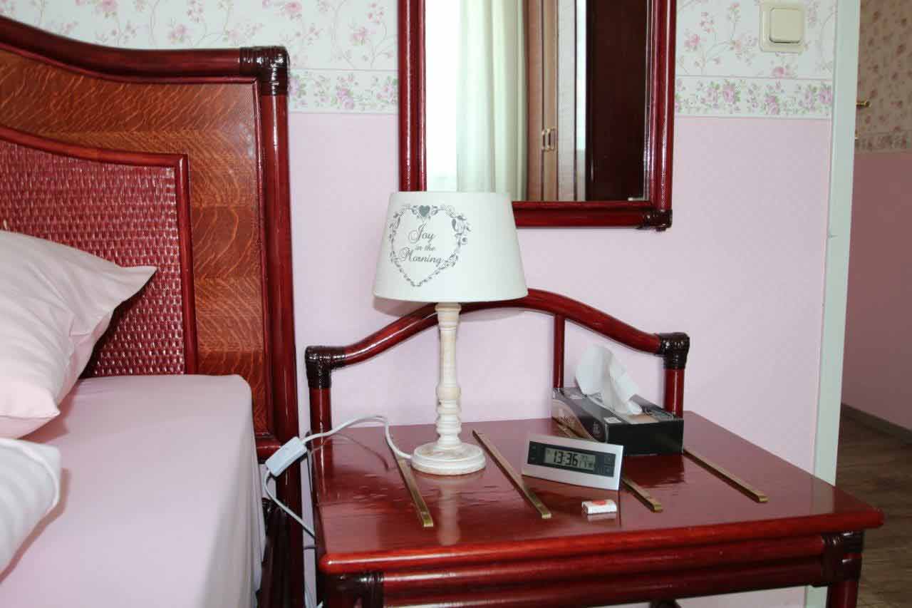 Schlafzimmer renovieren mit Blumen Tapete, Borte und rosa uni Tapete