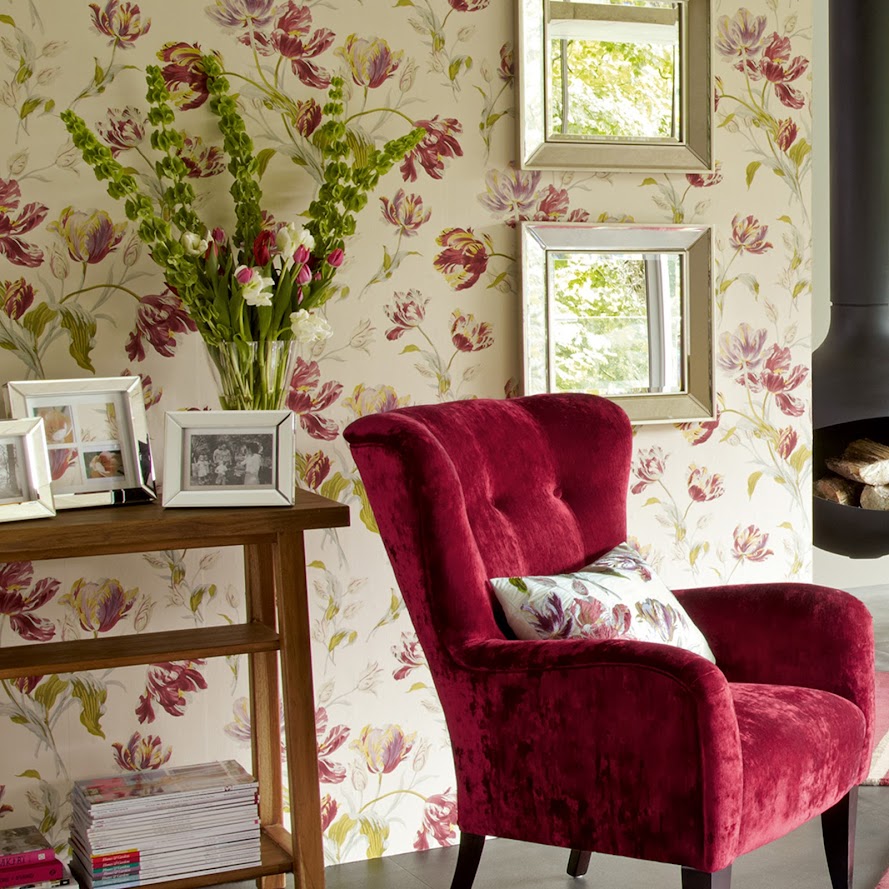 Laura Ashley Tapeten Design mit romantischen Blumen aus England im Wohnzimmer