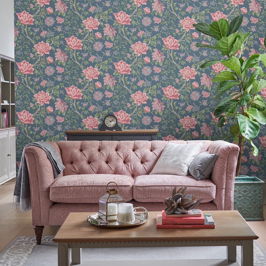 Laura Ashley romantisches Tapeten Design mit Blumen und Blüten aus England im Wohnzimmer