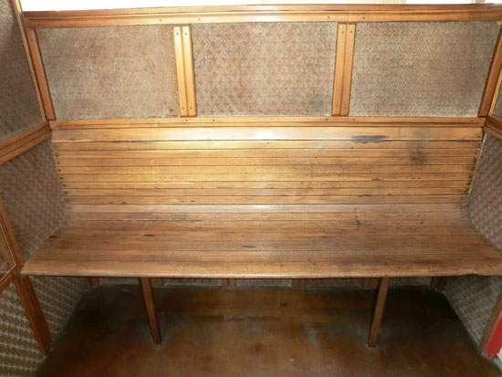 historische Lincrusta Tapete in einer Gondel von 1920