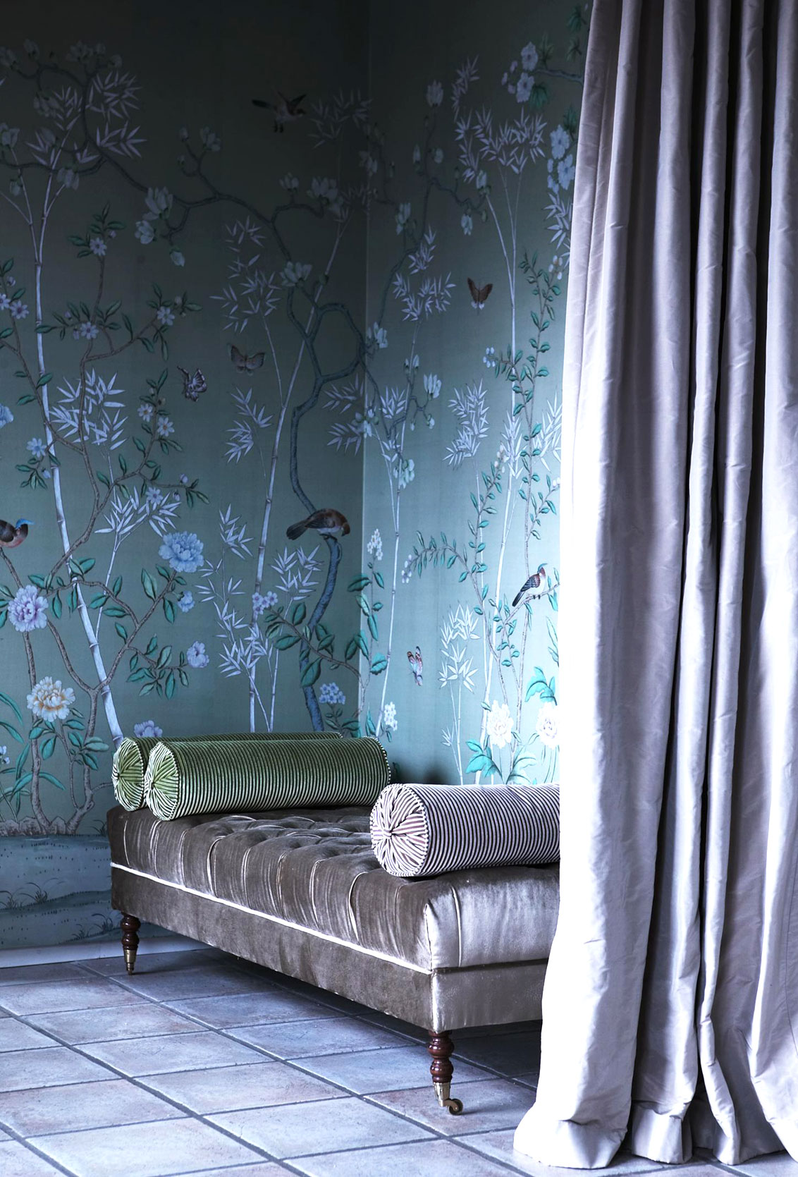 Exklusive Luxus Tapete Blumen Motiv weiß auf blau auf Seide, Papier oder Gold handgemalt online kaufen