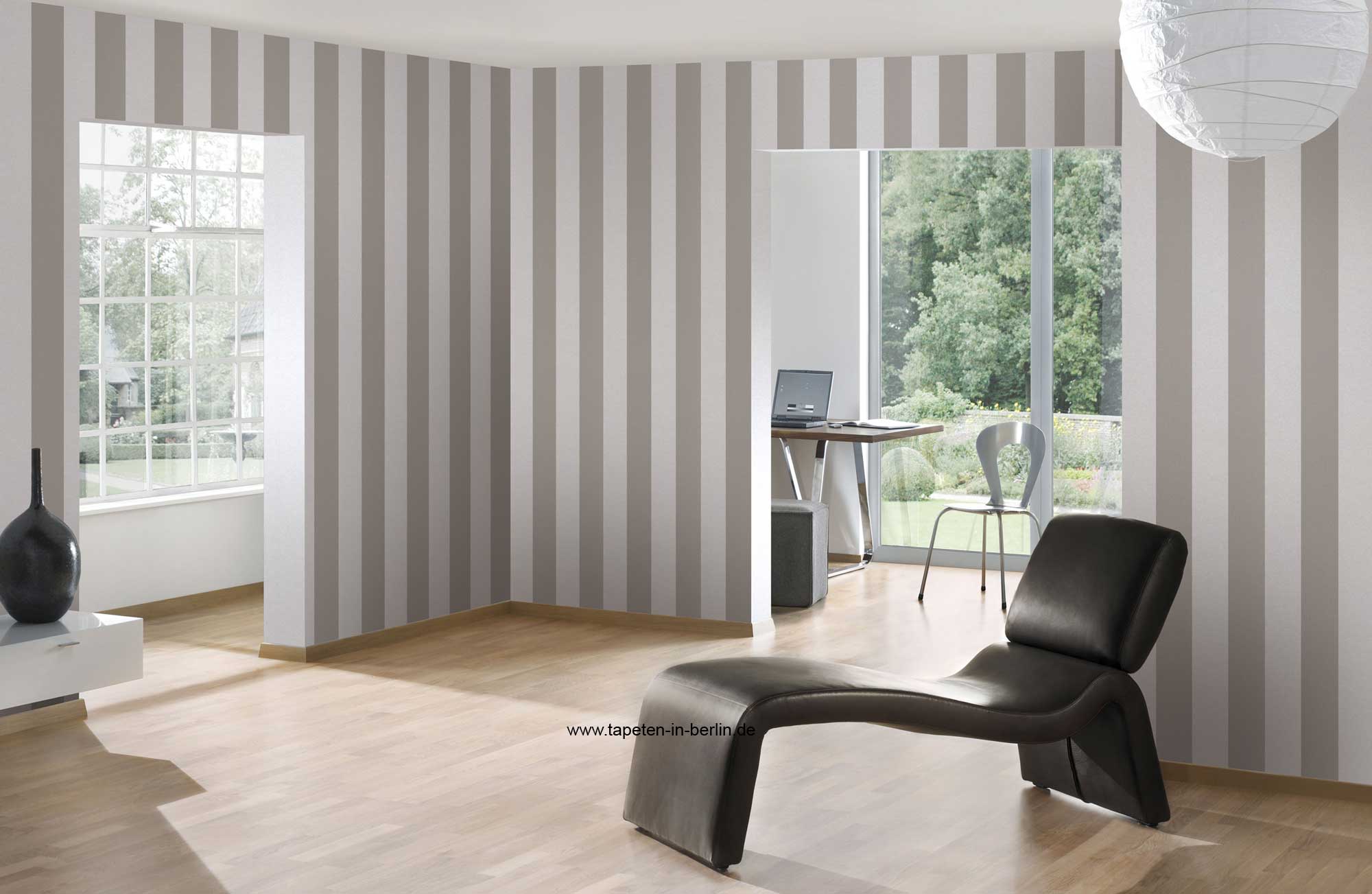 Wohnzimmer mit Streifen Tapeten